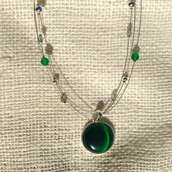 Silver strand necklace with green stone pendant - Picture 1 of 5